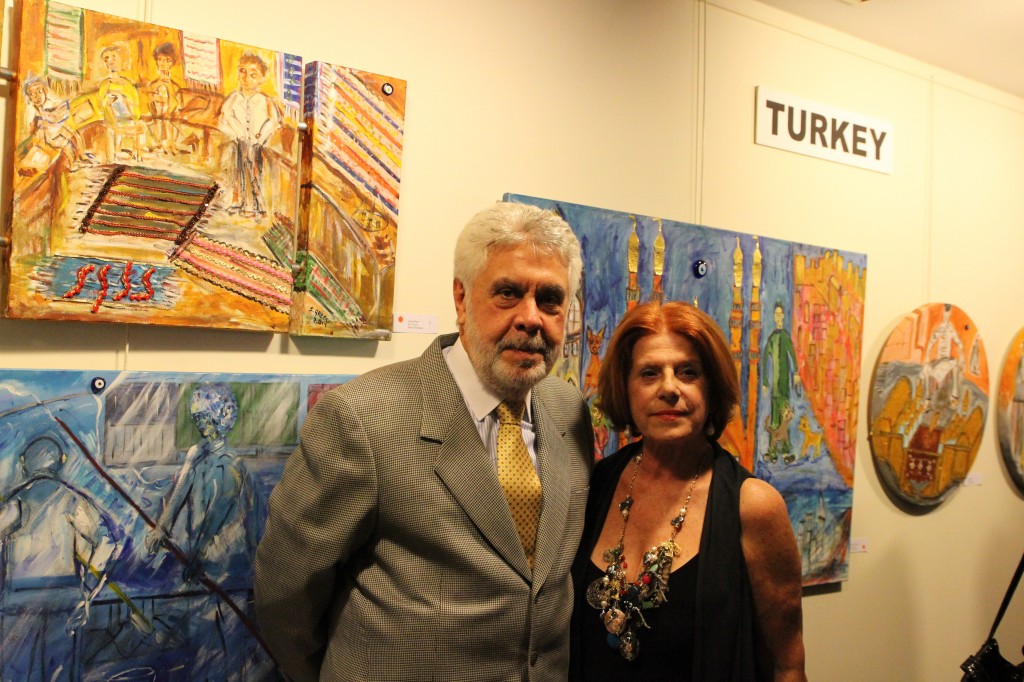 Solange Greco et son mari, le Consul-Général du Brésil à l'exposition "La Turquie, l'Italie et la Finlande vus des yeux brésiliens"