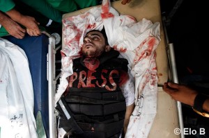 Il serait injustifiable de ne pas rendre hommage au reporter palestinien Khaled Hamad, tué le 20 juillet à Ash Shuja'iveh, Gaza Est, alors qu'il accompagnait du personnel de santé à bord d'une ambulance pour couvrir le conflit entre l'armée israélienne et les combattants du Hamas.  Gaza ville, bande de Gaza. Vendredi 11 juillet 2014.