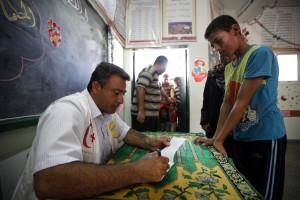 Des médecins dans les écoles de l'UNRWA. Les blessés sont occultés par des médecins de PMRS qui leur délivrent une ordonnance avant de les orienter vers un autre bureau où ils peuvent récupérer leurs médicaments.
