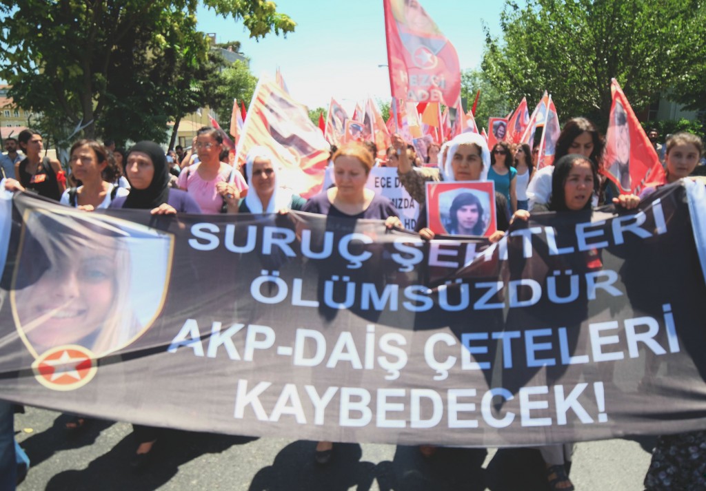 En tête du cortège funèbre. Sur l'étendard on peut lire "La mafia AKP-DAECH sera vaincu".