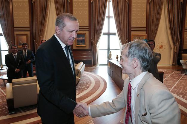 Le président Recep Tayyip Erdoğan et un des leaders des Tatars de Crimée, Mustafa Abdülcemil Kırımoğlu.