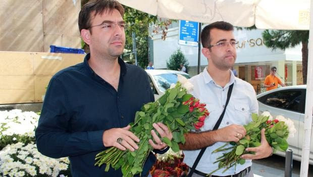 Cengiz Kaya distribue des fleurs en hommage à son frère