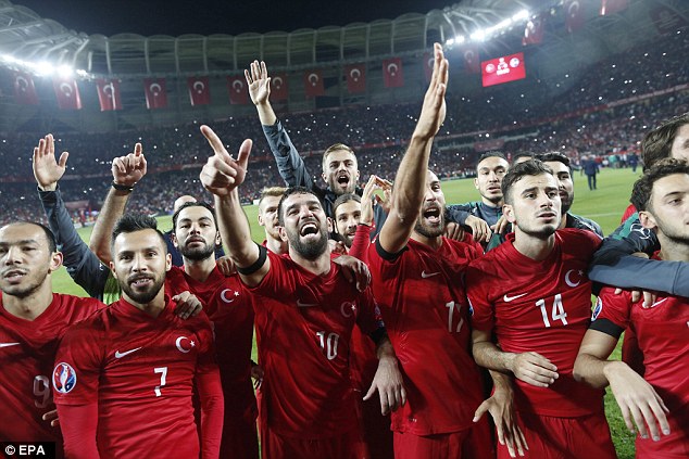 Les joueurs turcs célèbrent leur qualification pour l'Euro 2016 qui aura lieu en France, après leur victoire face à l'Islande, le mardi 13 octobre.