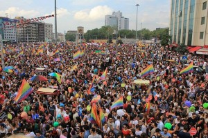 640px-Gay_pride_Istanbul_2013_-_Taksim_Square