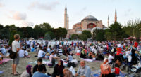 Le 26 mai dernier, des millions de musulmans à travers le monde ont rapidement rompu le jeûne alors que le soleil a chuté, marquant le premier jour du mois sacré […]