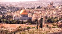 Alors que le président américain a finalement décidé, malgré les nombreuses mises en garde des dirigeants à travers le monde, de reconnaître Jérusalem comme capitale d’Israël, des centaines de personnes […]