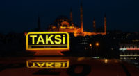 Mardi 27 mars, la municipalité métropolitaine d’Istanbul a annoncé que les taxis d’Istanbul seront désormais équipés d’une signalétique lumineuse obligatoire. Ainsi, selon la couleur du panneau installé sur le toit […]