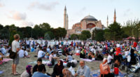Depuis quelques jours, Istanbul vit au rythme du mois du ramadan. En fin d’après-midi, des tables sont installées sur les grandes places de chaque quartier de la ville où la […]