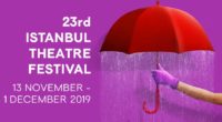 La Fondation d’Istanbul pour la Culture et les Arts (İKSV) n’a pas fini de nous surprendre cette année ! Après une Biennale grandiose, c’est au tour du Festival de théâtre d’Istanbul […]