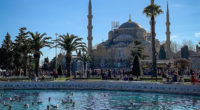 🕌 Sultanahmet Camii, surnommée la Mosquée Bleue, fut construite entre 1609 et 1616 sous le règne du Sultan Ahmet Ier, qui la nomma de son nom.  💙 Elle est célèbre […]
