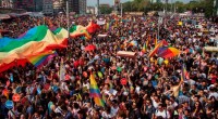 Dimanche, plusieurs centaines de policiers anti-émeutes ont assiégé les abords de la place Taksim, pour empêcher un rassemblement LGBT. Les autorités en ont profité pour interdire également la Gay Pride […]
