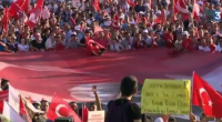 C’est une véritable marée rouge qui a déferlé sur l’immense esplanade stambouliote de Yenikapı, sur les rives du Bosphore. Coup de force du Président Recep Tayyip Erdoğan, ce « rassemblement de la […]