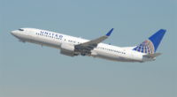 Une scène choquante capturée par les téléphones portables des passagers de United Airlines dimanche a dépassé les pires cauchemars des voyageurs qui ont le malheur de prendre un vol surbooké.