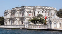 La restauration du palais de Beylerbeyi, situé sur la rive asiatique du Bosphore dans l’arrondissement d’Üsküdar, vient d’être achevée. L’écurie en son sein ouvrira prochainement ses portes au public sous […]