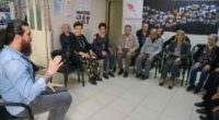 Dans la province égéenne d’Izmir, des patients atteints de Parkinson défient la maladie avec des cours de « percussions corporelles » prodigués par un batteur professionnel.               