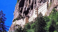 Après d’importants travaux de restauration, le somptueux monastère de Sümela situé dans la province turque de Trabzon ouvrira ses portes aux visiteurs le 25 mai, rapporte le quotidien Hürriyet.