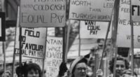 « Les femmes britanniques ont-elles moins de valeur que les femmes turques » est écrit sur une bannière. Il y a un siècle, beaucoup de femmes occidentales se demandaient pourquoi […]